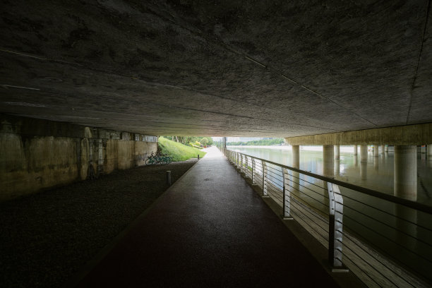在黑暗的桥下图片下载