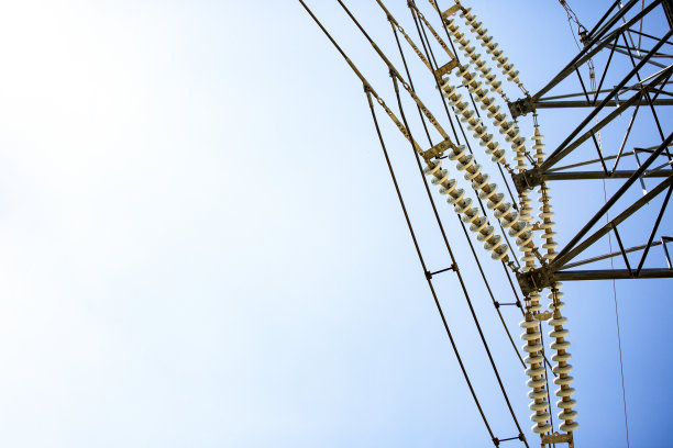 高压输电塔和绝缘体，背景复制空间图片下载