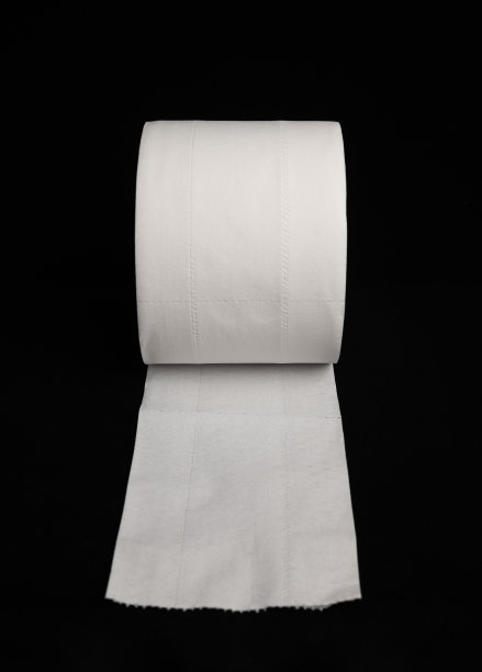 黑色背景上的一卷卫生纸图片下载