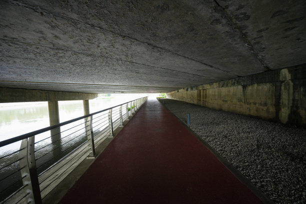 在黑暗的桥下图片下载