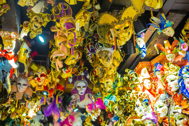 威尼斯的面具。商店橱窗上的彩色威尼斯面具。在威尼斯狂欢节。在意大利旅游。庆祝的气氛。节日的背景。风格和时尚图片下载