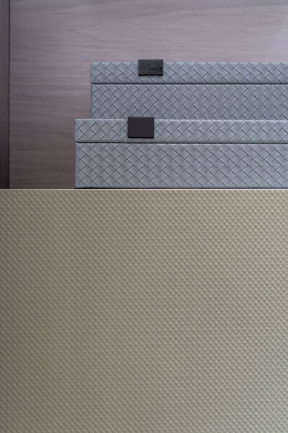 衣柜里的皮革收纳盒图片下载