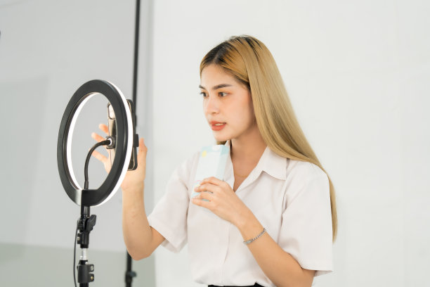 年轻的企业用智能手机直播在线视频会议图片下载