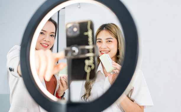 年轻的企业用智能手机直播在线视频会议图片下载