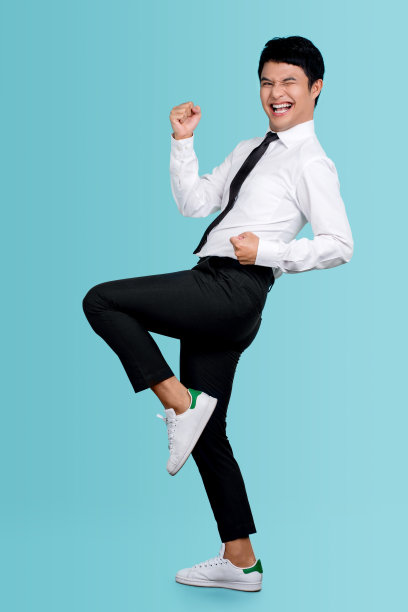 完整的身体尺寸有吸引力的成功快乐的家伙跳舞有乐趣庆祝胜利孤立在蓝色柔和的颜色背景图片下载