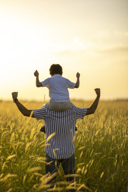 爸爸和儿子在户外图片下载