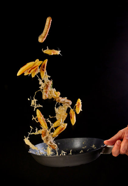 面目全非的厨师把炸土豆和香肠一起扔了出去图片下载