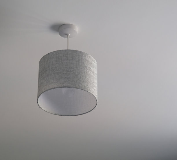 单盏灰色灯罩悬挂在天花板上。优雅的极简设计元素图片下载