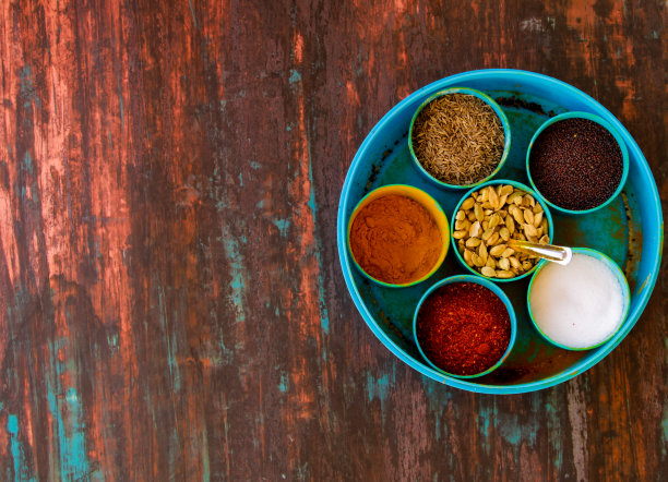香料盒印度马沙拉达巴，印度香料盒在木制，豆蔻，姜黄，辣椒粉，盐，芥末种子，孜然，模糊的背景图片下载