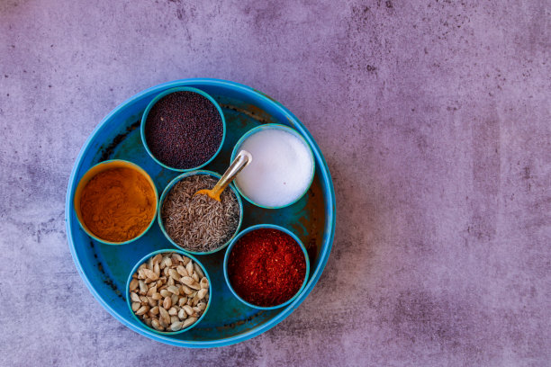 印度香料盒在木制背景上的拷贝空间，豆蔻，姜黄，辣椒粉，盐，芥末种子，孜然，选择性焦点，豆蔻，姜黄，辣椒粉，盐，芥末种子，孜然，图片下载