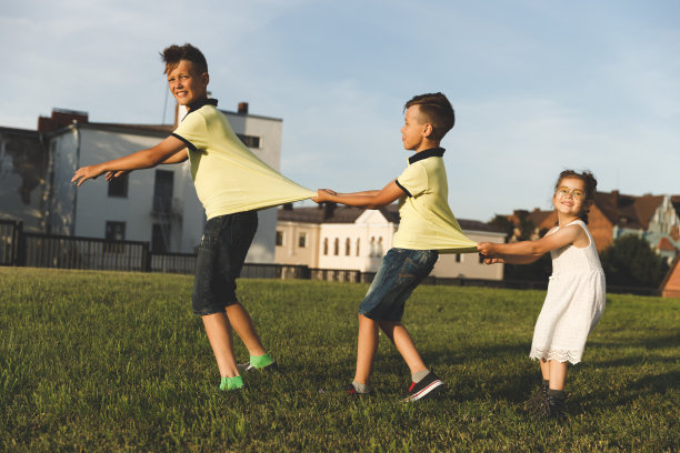 一家人在大自然中玩耍。两个兄弟和一个亚洲姐妹图片下载
