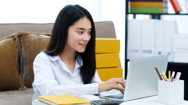 在家工作，亚洲女性在家用笔记本电脑工作，亚洲女性网上购物，快乐女孩通过互联网学习，学习在线教育，电子商务业务图片下载