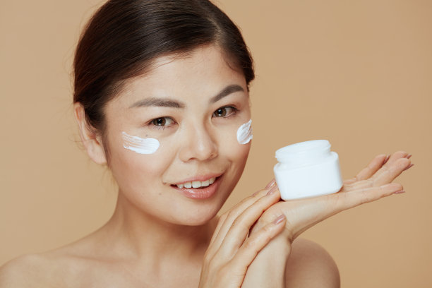 现代亚洲女性肖像与面霜罐图片下载