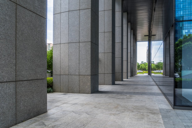 市中心户外的现代办公大楼图片下载