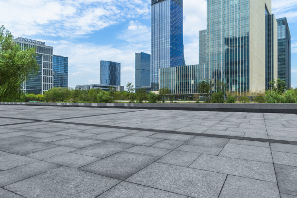 空旷的人行道和现代化的城市建筑图片下载