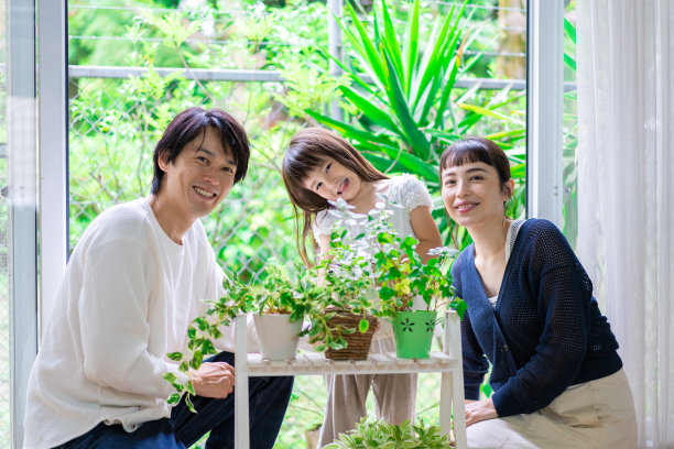 在家和孩子们一起做园艺图片下载