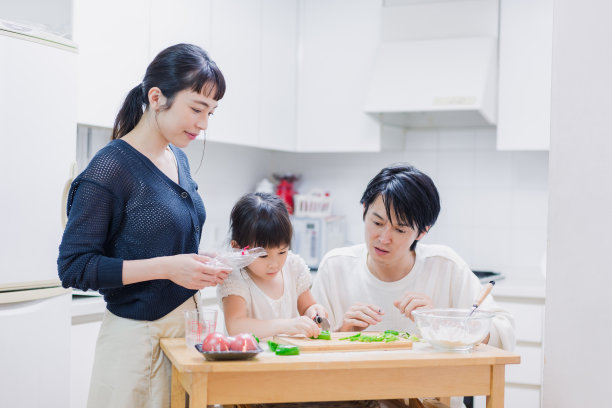 在家和孩子们一起做饭图片下载