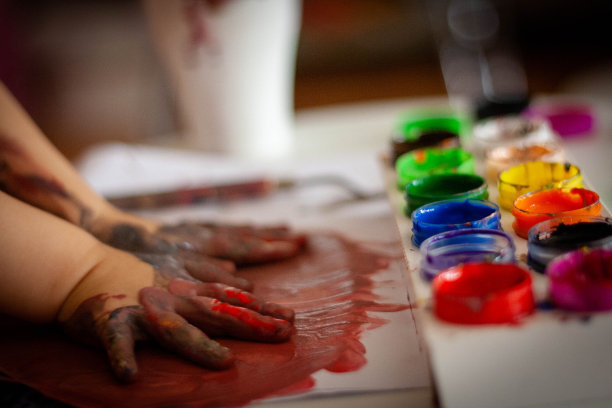 幼儿的手和水彩画图片下载