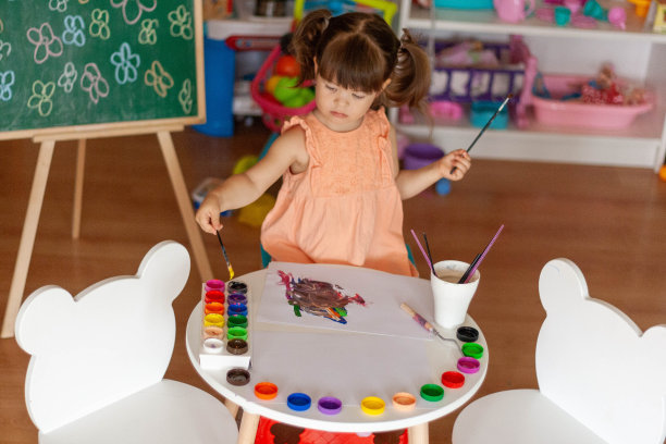 学步艺术家(女孩)图片下载