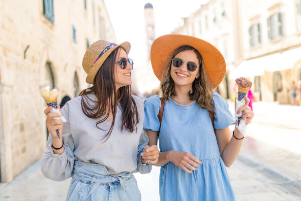 快乐的女性朋友们一起享受假期图片下载