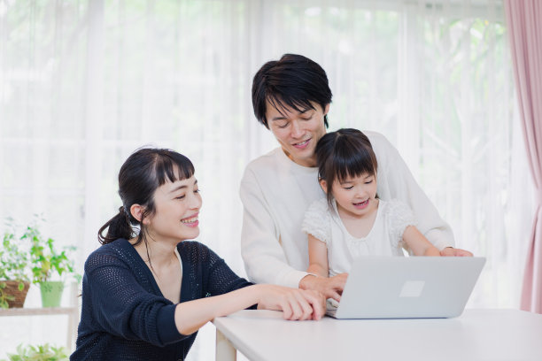 和孩子们一起玩电脑图片下载