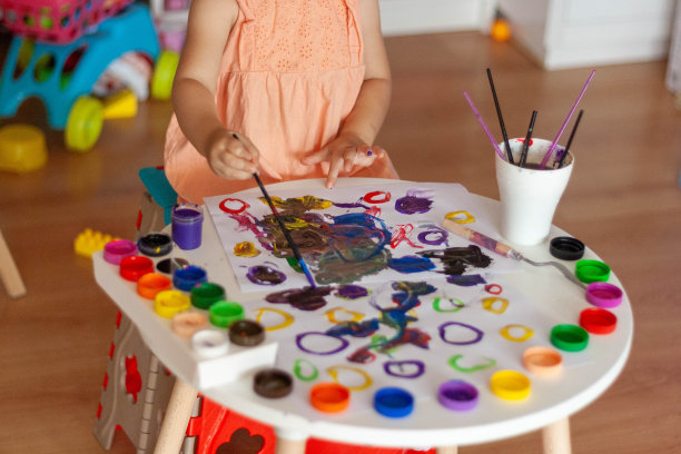 幼儿的手和艺术作品图片下载
