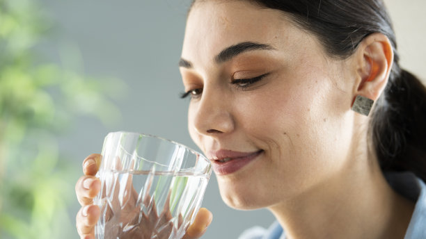年轻女子喝了一杯水图片下载