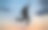 男人跳高的剪影充满活力，映衬着夕阳的天空，活力四射图片下载