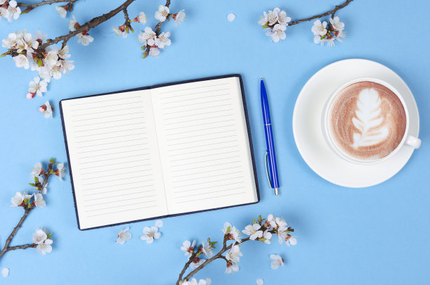 未来计划的愿望清单。平铺构图，花，记事本和咖啡图片下载