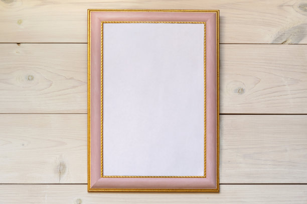 挂在木墙上的画框或照片。粉色底架，金色边框。图片下载