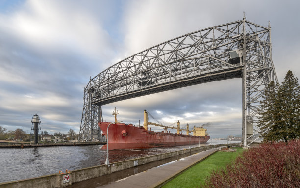 船从吊桥下经过图片下载