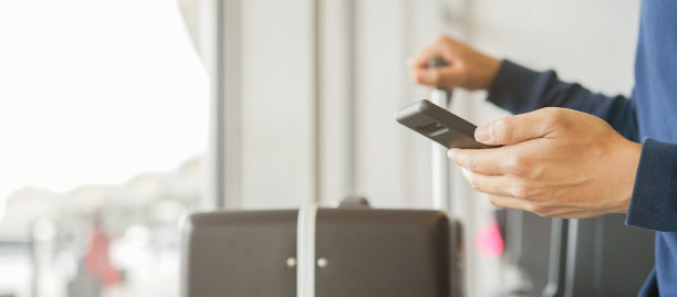 近距离旅客男子手持智能手机使用关于登机或等待登机时间在休息室的旅行生活方式的概念图片下载