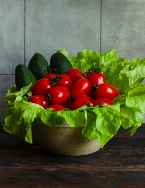厨房内部的新鲜圣女果、黄瓜和生菜。图片下载