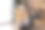 快乐的年轻父亲抱着可爱的小孩儿子。图片下载