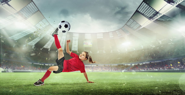 动态肖像活跃的女孩，足球运动员在红色制服击球和落在露天体育场孤立。体育的概念图片下载