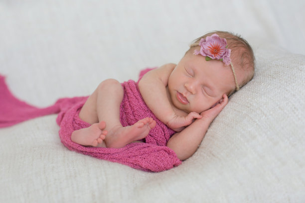 刚出生的女婴，微笑着，婴儿快照图片下载