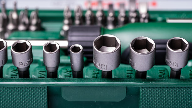 可互换螺丝刀组不同类型的金属钢头和钻头，近距离图片下载