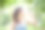 运动员年轻美丽的女子在夏天的绿色公园用塑料瓶喝水，运动女子在运动后喝水图片下载