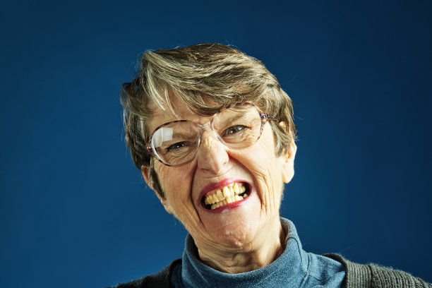 老妇人张着嘴，咬牙切齿图片下载