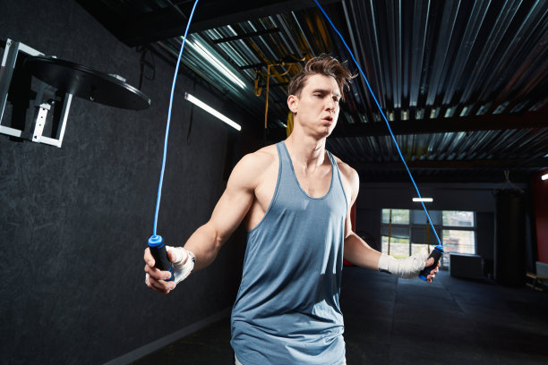 专注的年轻运动男性做有氧运动训练图片下载