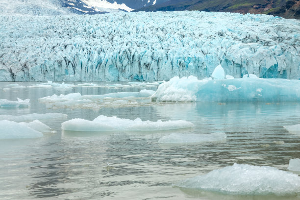 冰墙和冰山在Fjallsarlon冰川泻湖，抽象景观，冰岛图片下载