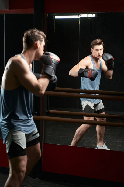 年轻的拳击手在训练中挥拳图片下载