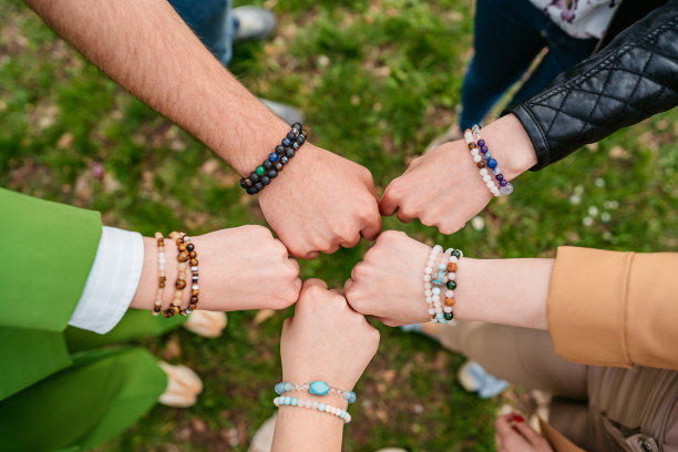 戴友谊手镯的朋友图片下载