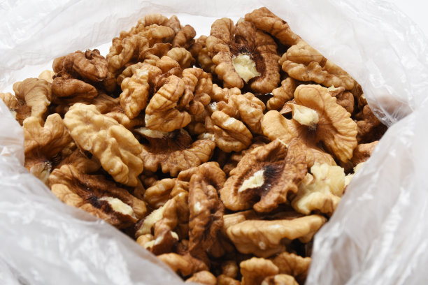 在塑料袋里剥核桃图片下载