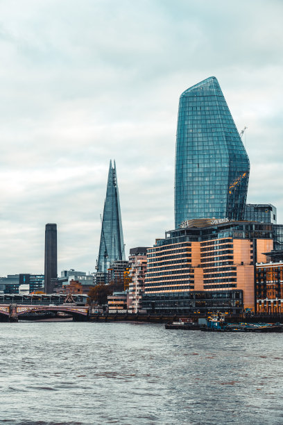 泰晤士河上的伦敦城市天际线图片下载