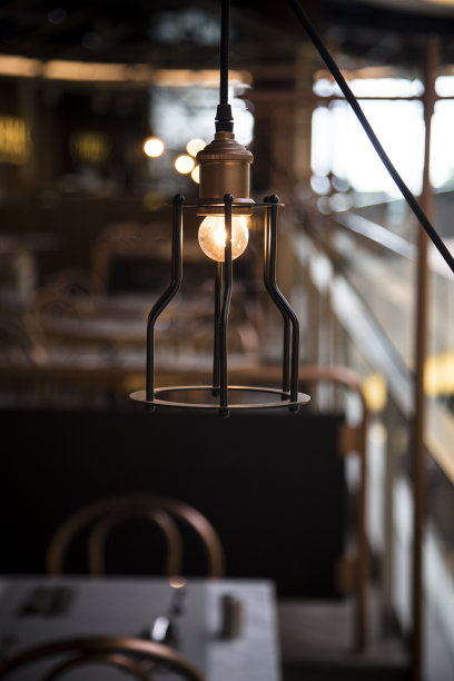 餐厅墙上挂着的照明灯泡-库存照片图片下载