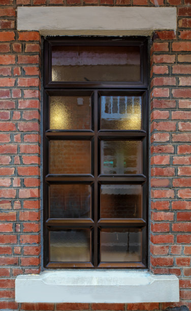那座红砖房子装有铝合金窗户。图片下载