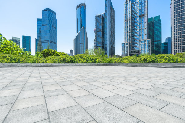 在上海，空荡荡的地板和全景的城市天际线图片下载