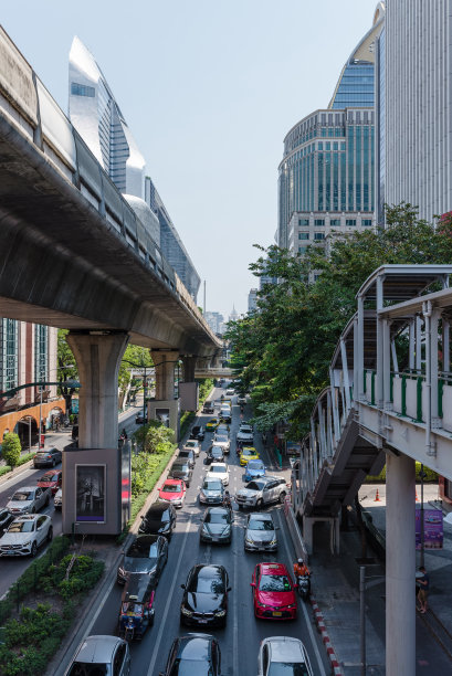 阳光灿烂的日子，现代城区道路上的交通状况图片下载