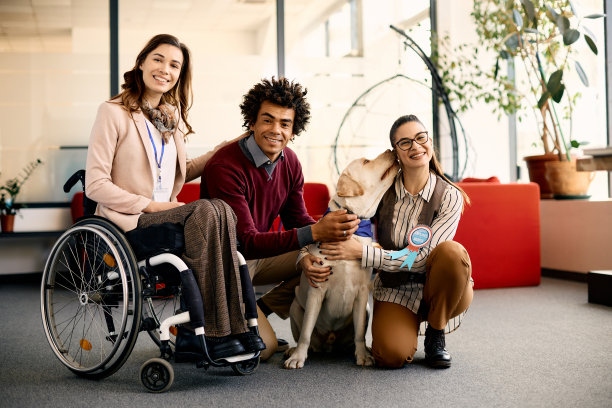 办公室里带着辅助犬的不同商业同事图片下载